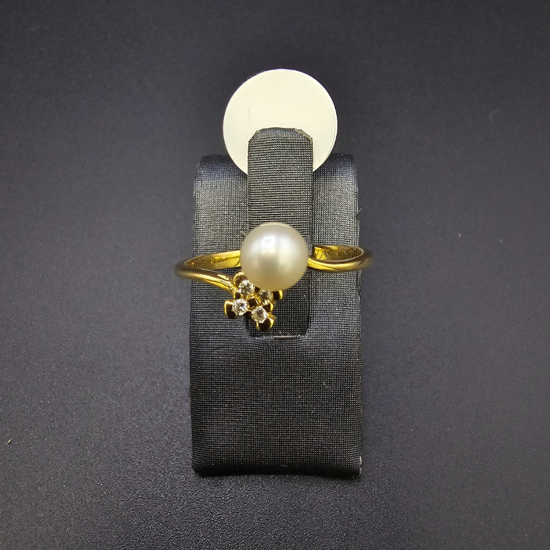 Sortija de oro con circonitas y perla