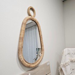 "Espejo Oval de Rattan Importado: Estilo Exótico para tu Espacio"