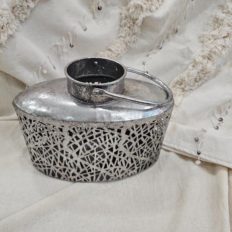 "Portavelas de Metal Plateado Calado con Base de Cristal: Elegancia Dual como Portavelas y Florero"
