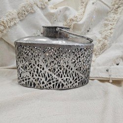 "Portavelas de Metal Plateado Calado con Base de Cristal: Elegancia Dual como Portavelas y Florero"