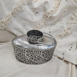 "Portavelas de Metal Plateado Calado con Base de Cristal: Elegancia Dual como Portavelas y Florero"